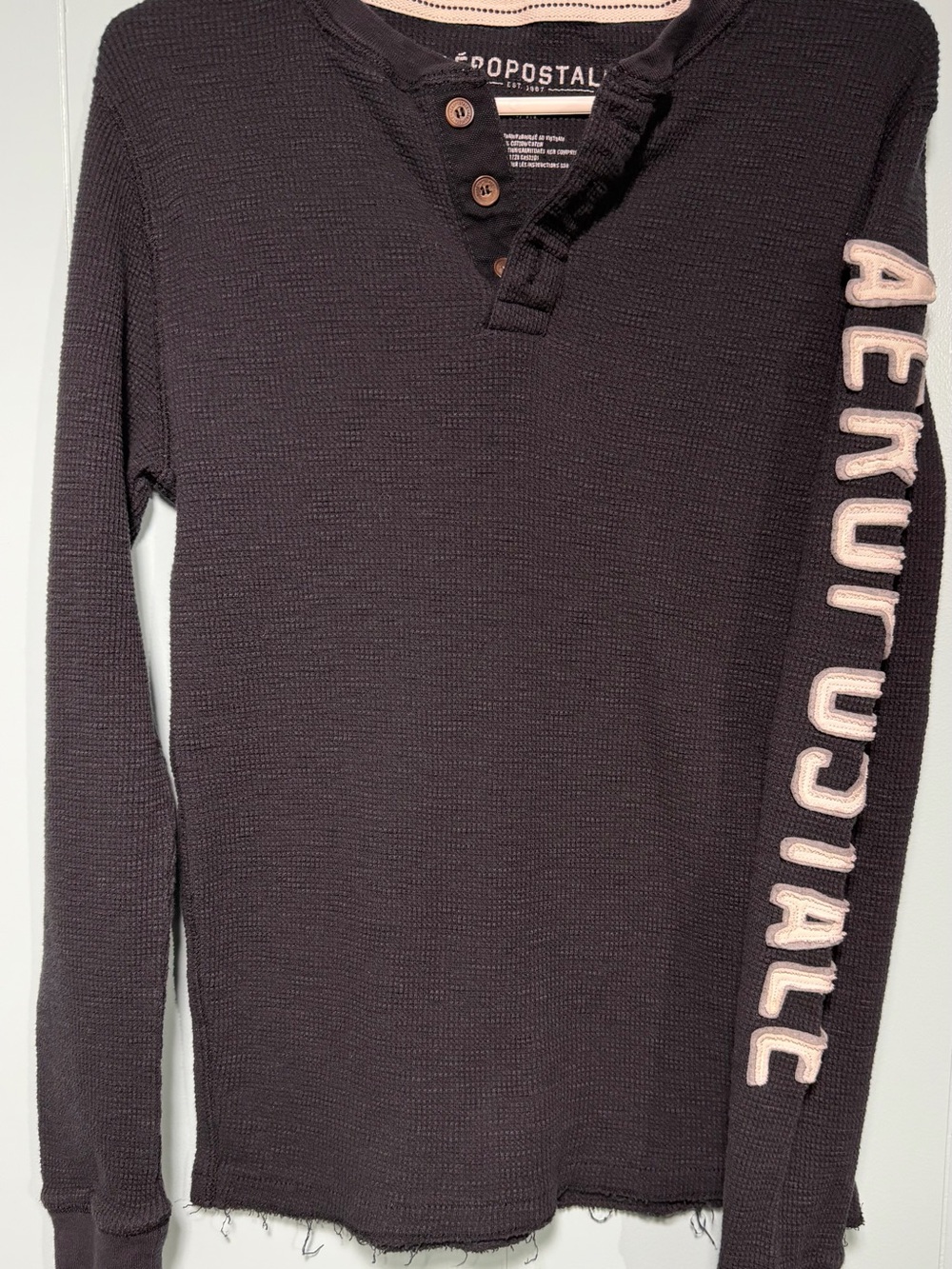 Y2K Aeropostale Men’s Black Thermal Henley Shirt with Sleeve Logo